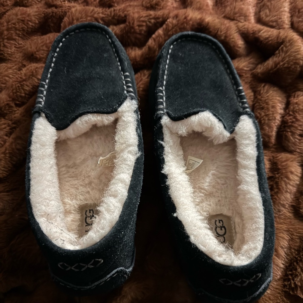 UGG women’s black moccasin with Cream Lining size9